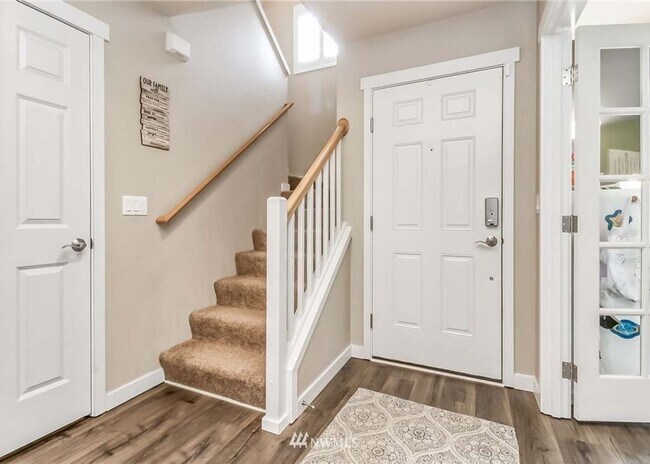Building Photo - Beautiful Snoqualmie home available for mo...