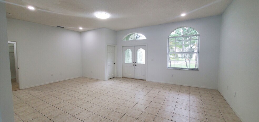 Building Photo - 420 SE 23rd Ln