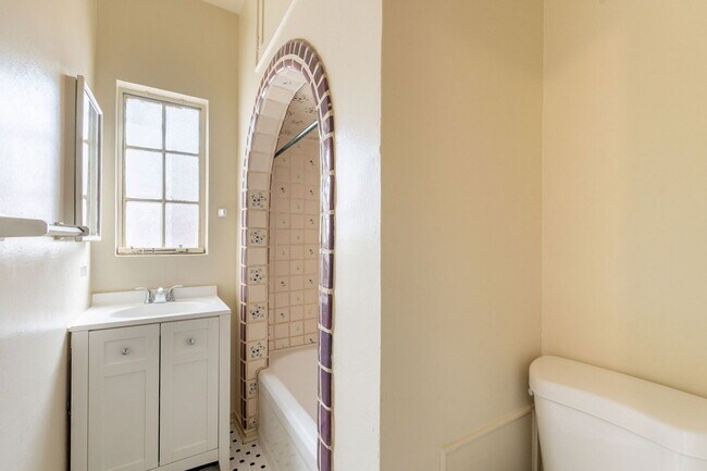 Building Photo - 241 S Cherry Ave