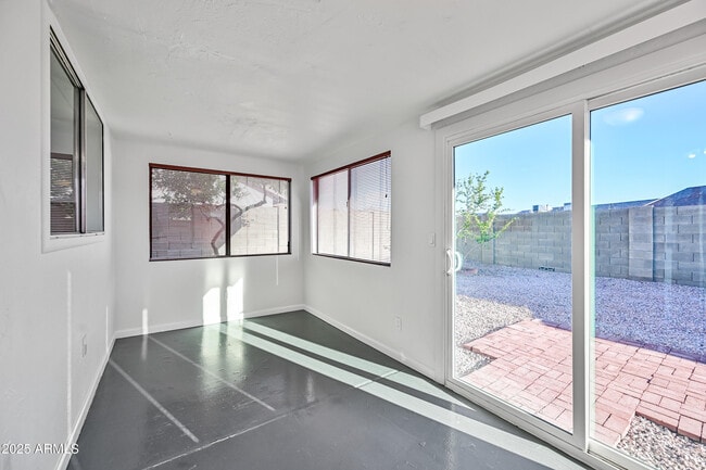 Building Photo - 1813 E Grandview Rd