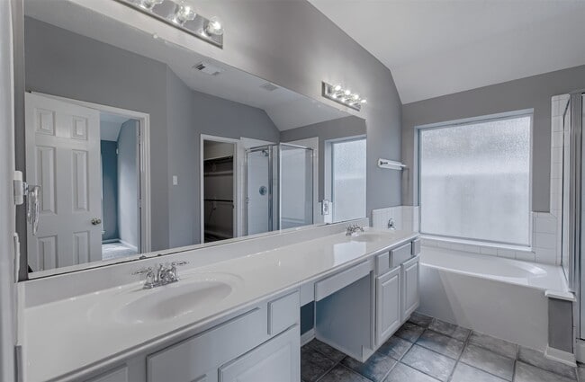 Building Photo - 4018 Old Pine Grove Dr