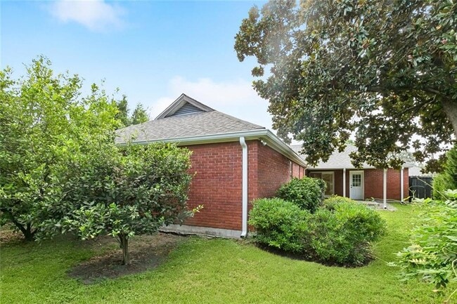 Building Photo - 1433 Poinsettia Dr