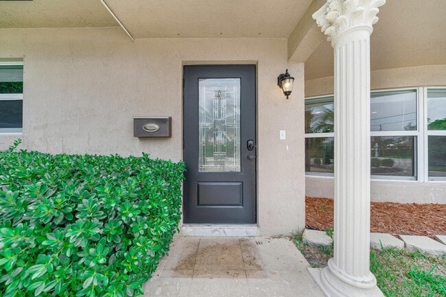 Building Photo - 4021 Bayview Dr