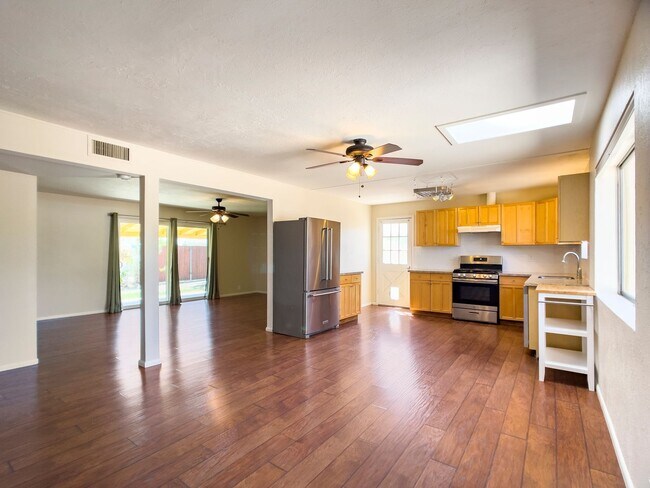 Building Photo - 1913 E El Parque Dr