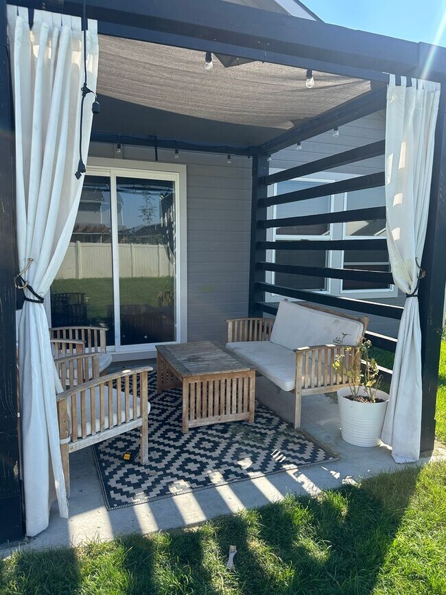 Building Photo - Beautiful 3 bedroom 2 bathroom in a wonder...