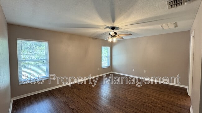 Building Photo - 10 Bellis Ct