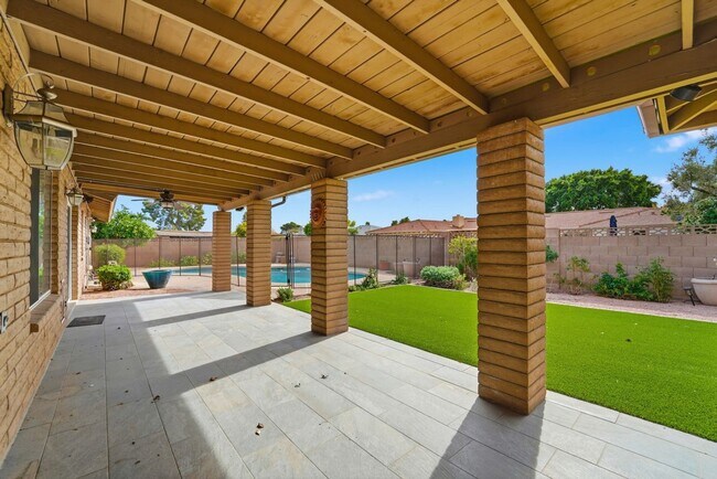 Building Photo - Welcome to this beautiful 5-bedroom, 3-bathroom home in Tempe Arizona!