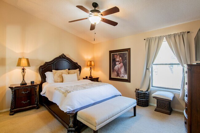 Building Photo - Well-maintained Pensacola Condo with Community Pool & Central Location