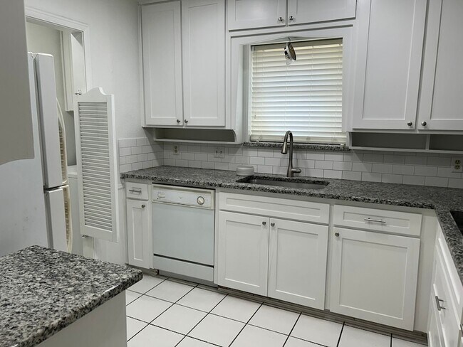 Building Photo - 1709 Vicksburg Dr