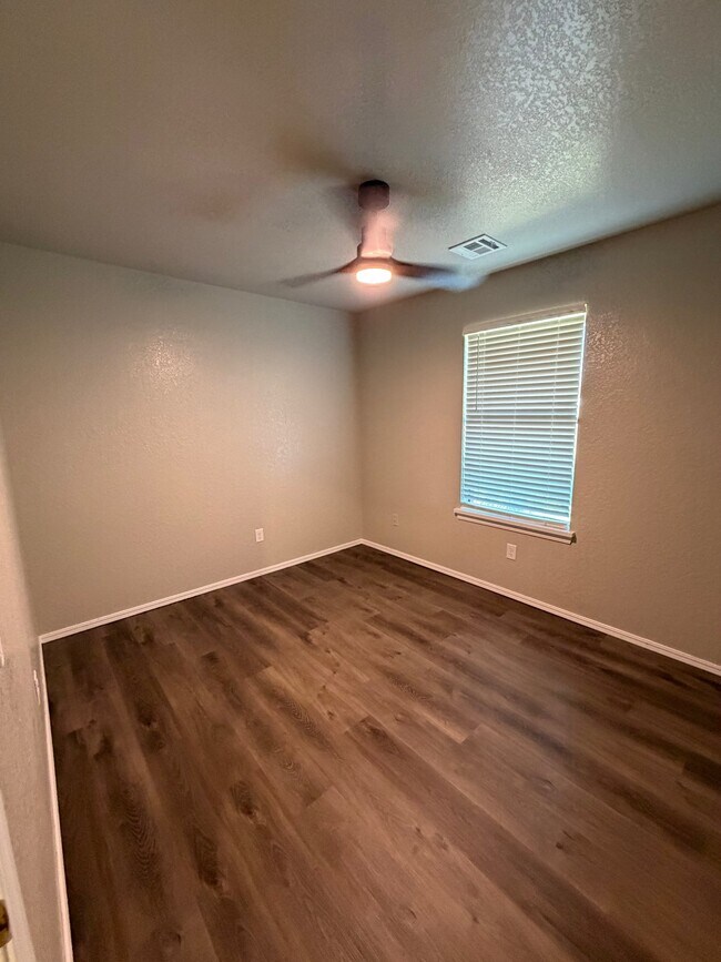 Building Photo - 1405 S Avery Dr