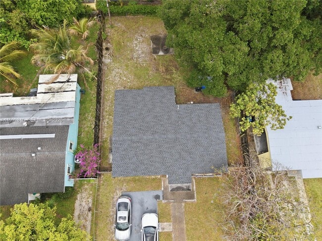 Building Photo - 1425 NW 10th Pl