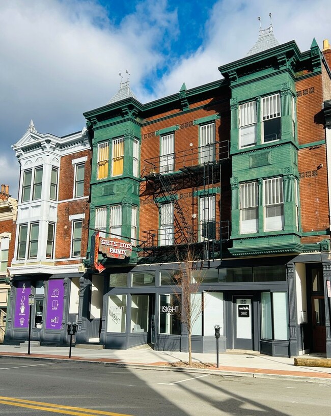 Building Photo - Urban Studio