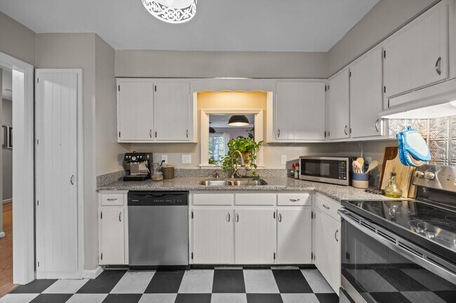 Building Photo - Adorable End-Unit Townhome in Desirable No...