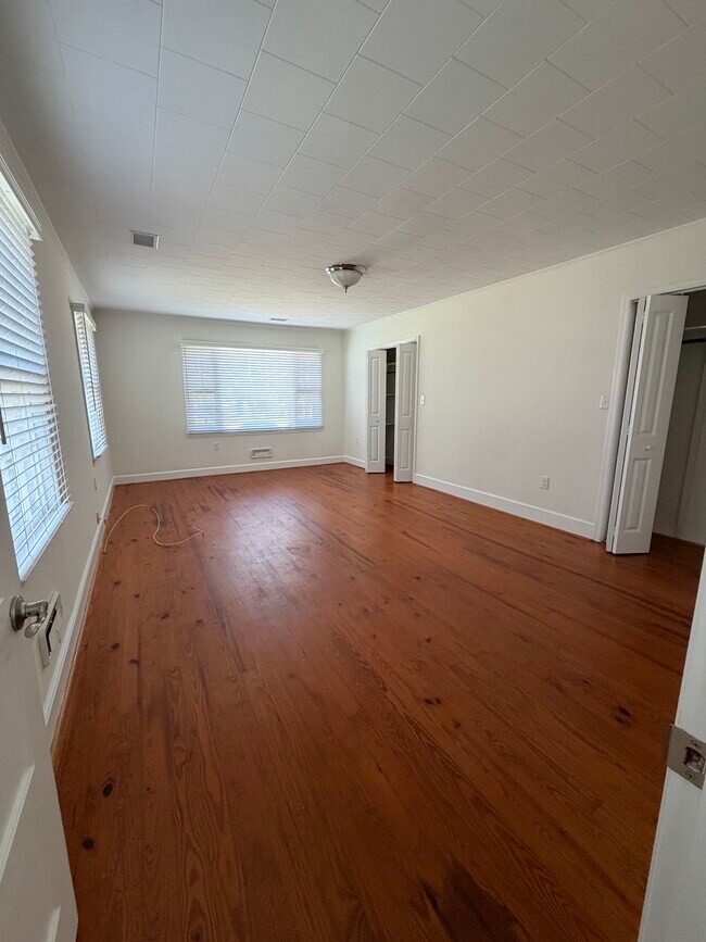 Building Photo - 305 12th Ave