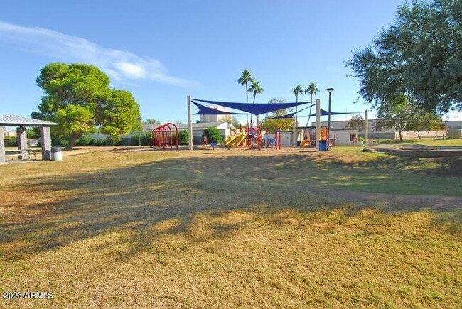 Building Photo - 8541 E Catalina Dr