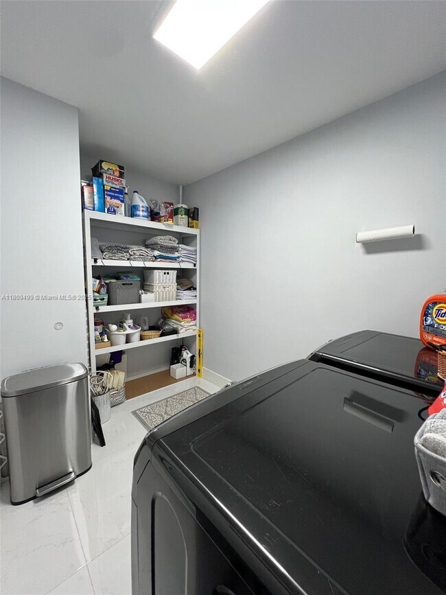 Building Photo - 4101 SW 99th Ct