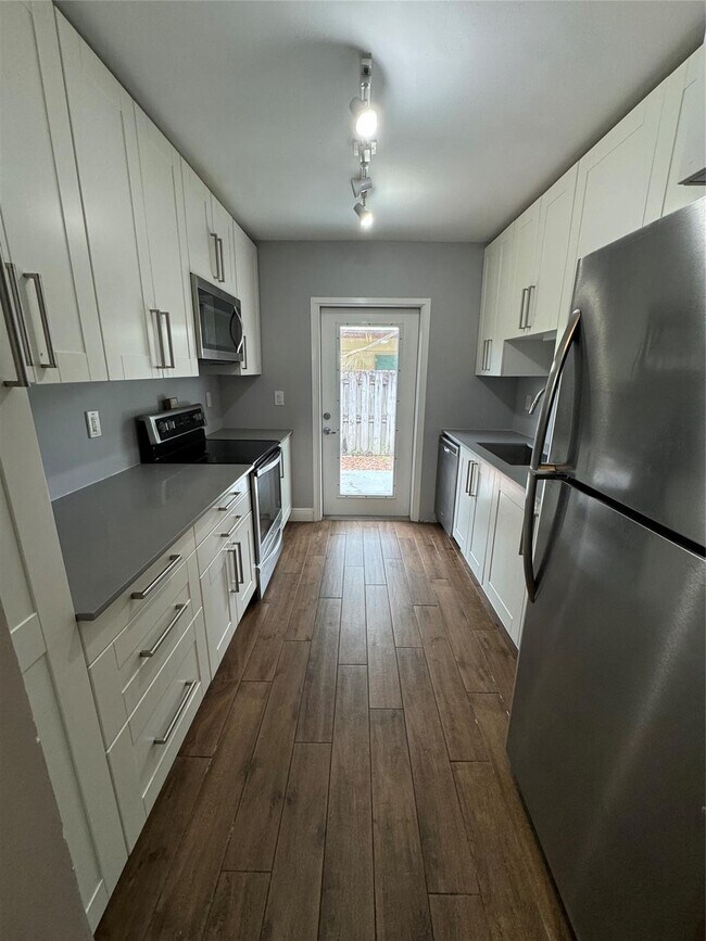 Building Photo - 315 SE 23rd Ave