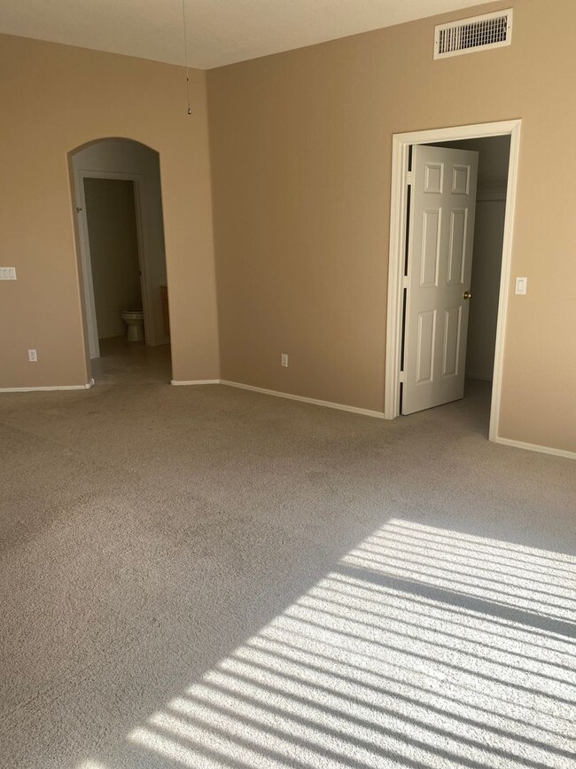 Building Photo - 3 bed / 3 bath w/Pool on Large Lot in Glen...