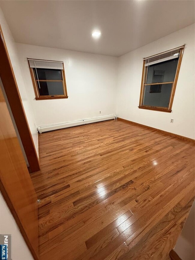 Building Photo - 967 E 23rd St