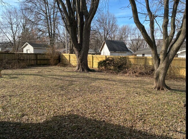 Building Photo - Very spacious 4 bedroom, 2 bath home in Kickapoo Schools! This will go fast!