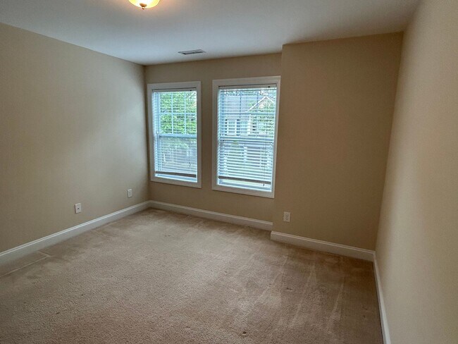 Building Photo - End Unit 3 Bed | 2.5 Bath Townhouse in Cha...