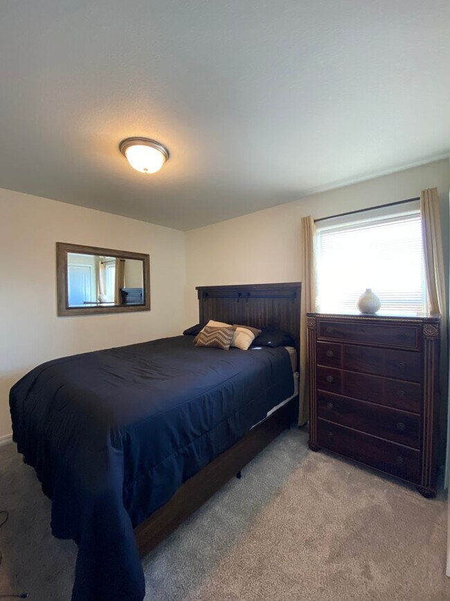 Building Photo - Stunning 3 Bedroom in NE Springs!