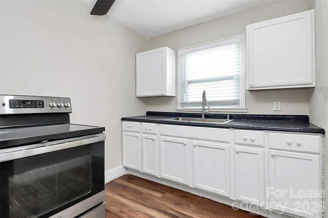 Building Photo - 1105 Brookhurst Dr