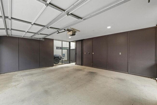 Building Photo - 3406 E 17th St
