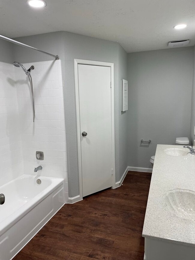 Building Photo - Charming 2 beds/2 baths duplex with privat...