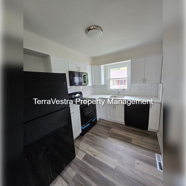 Building Photo - Renovated 3 Bed in Upper Deerfield