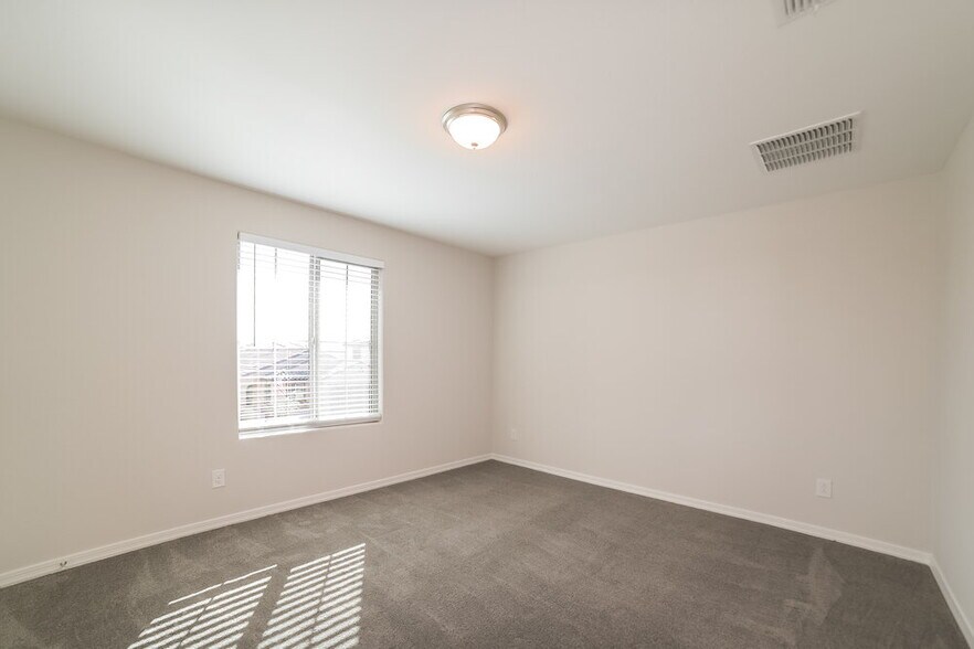 Building Photo - 19818 W Palo Verde Dr