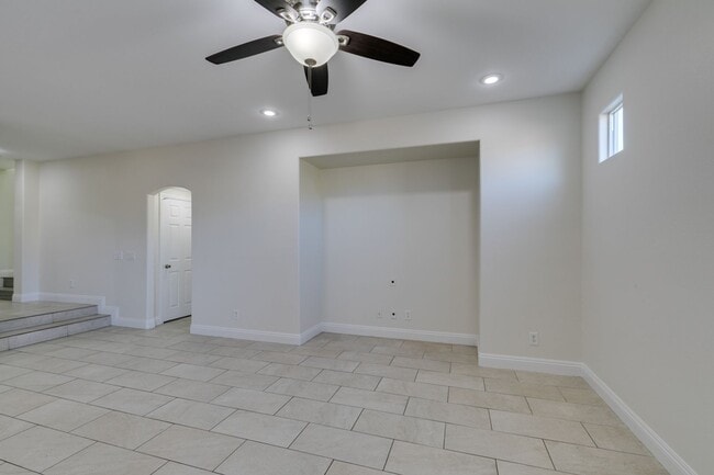 Building Photo - SOUTH WEST 3 BEDROOM UPDATED HOME WITH BALCONY