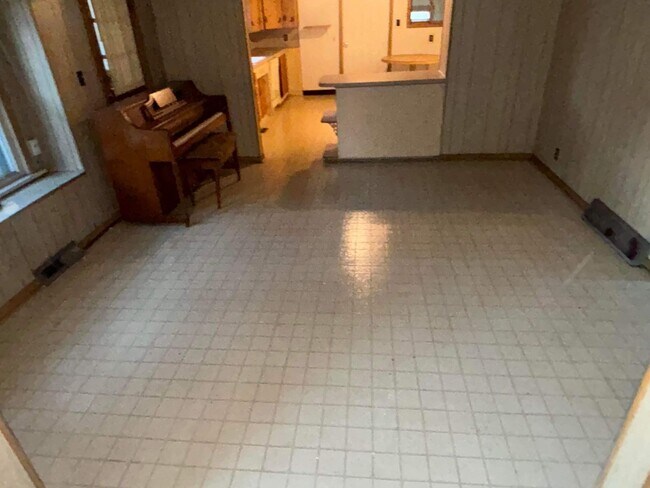 Building Photo - Cute 3 bedroom with basement and Detached ...