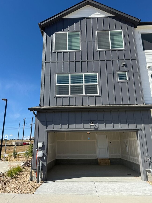 Building Photo - BRAND NEW 3 bedroom townhome in Castle Pines!