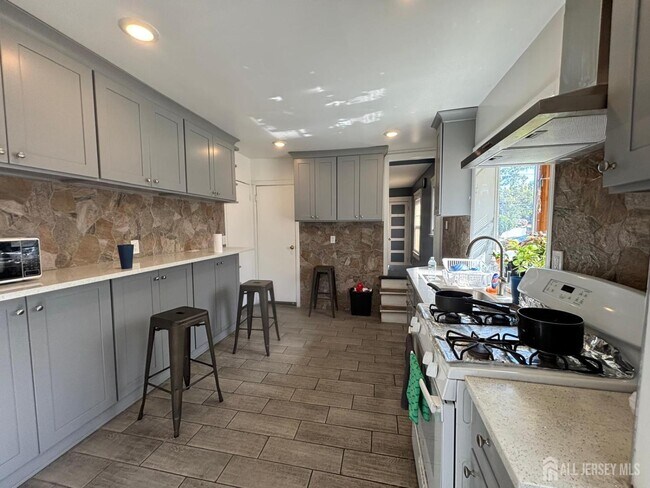 Building Photo - 220 S Washington Ave