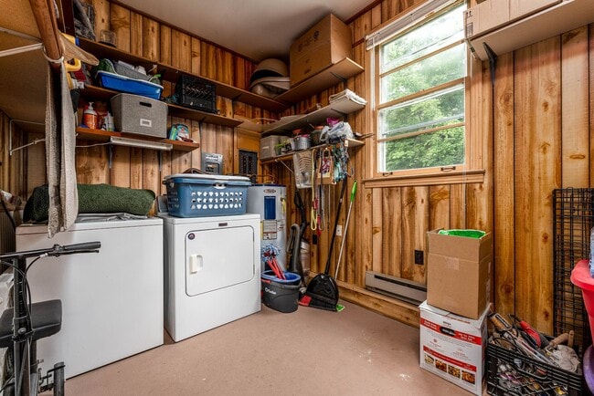 Building Photo - 206 River Heights Dr