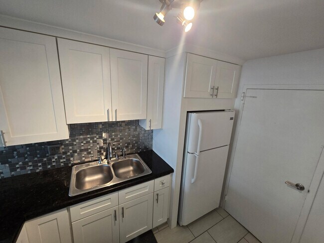 Building Photo - 336 N Birch Rd