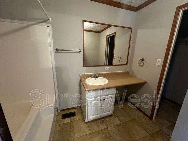 Building Photo - 613 Sunshine Dr