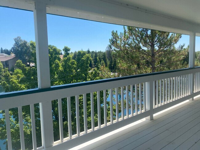 Building Photo - Beautiful Lakefront Home in the Vineyard! ...