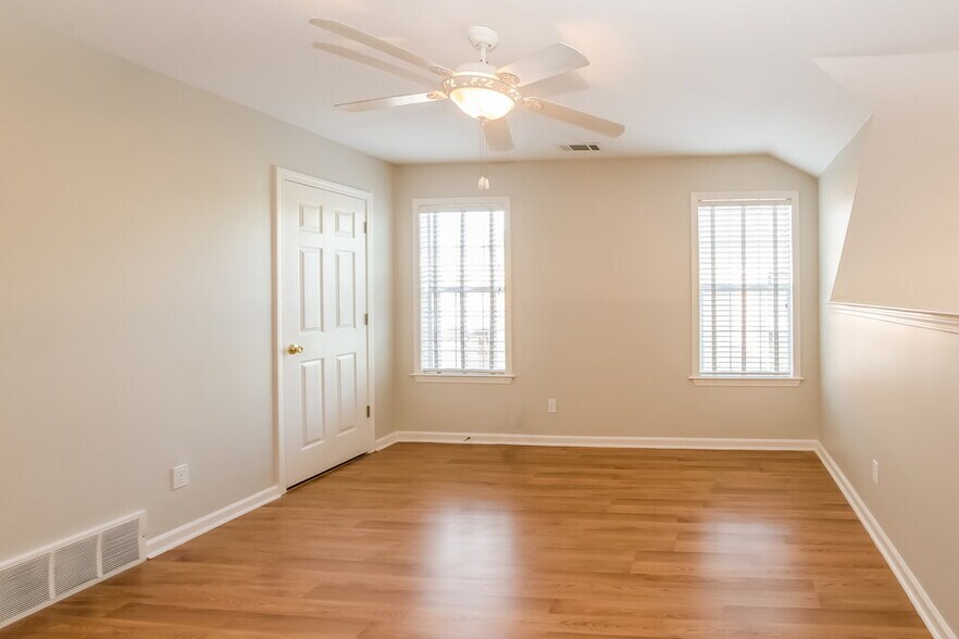 Building Photo - 10436 Sunnybrook Cir