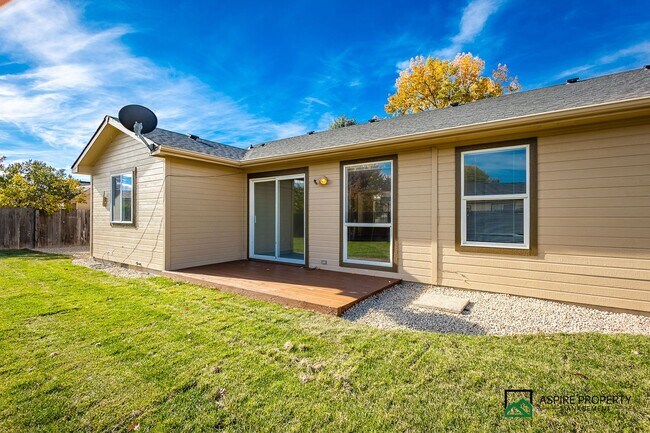 Building Photo - 3 bed 2 bath home