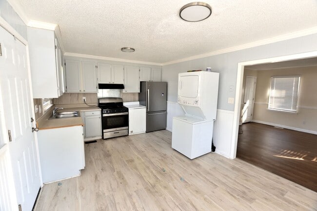 Building Photo - 1704 Cherry St