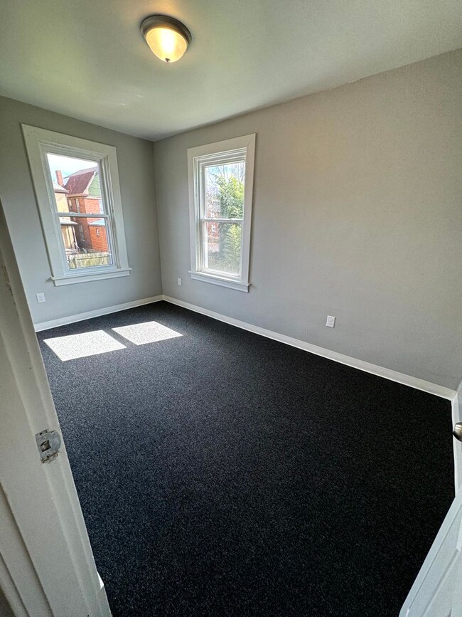 Building Photo - Lovely Two Bedroom Townhome with Fenced Yard