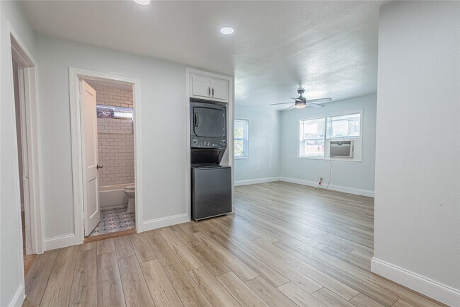 Building Photo - 2303 Rosewood St