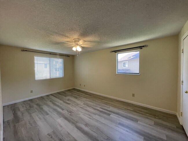 Building Photo - Perfect 2 Bedroom Condo