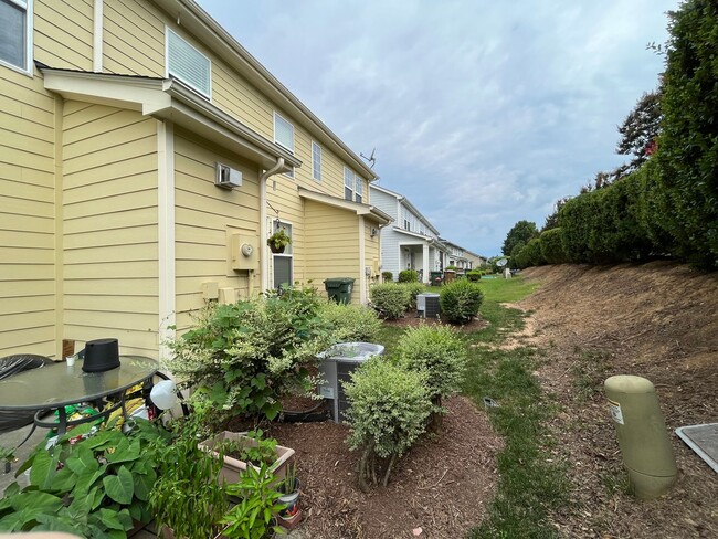 Building Photo - Charming 2BD, 2.5BA Cary Townhome with Sto...