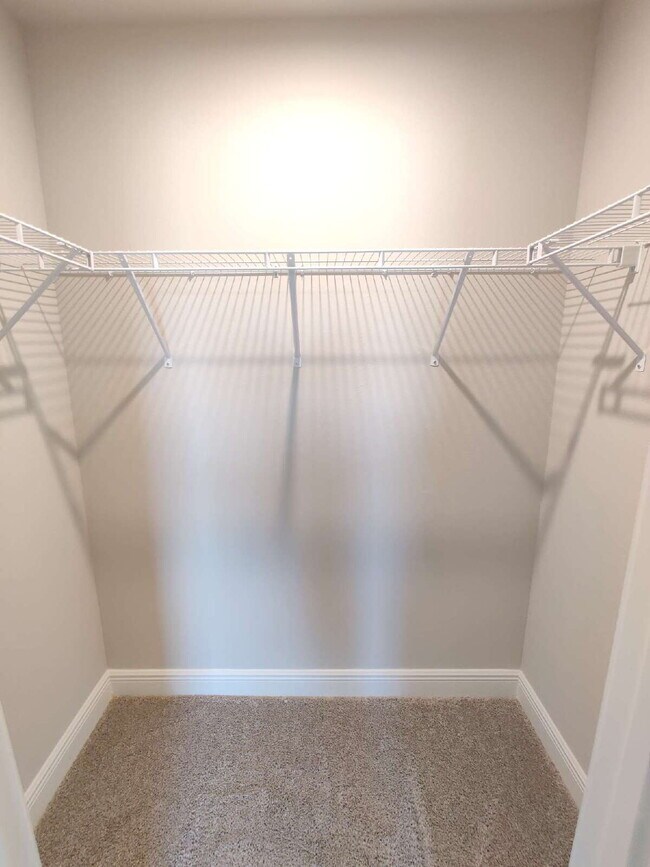 Building Photo - Beautiful 3-Bedroom Townhome in Gated Avea Pointe