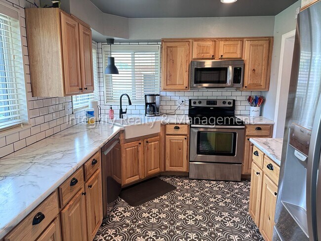 Building Photo - 3367 W Arlington Ave