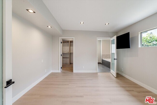 Building Photo - 10650 Putney Rd