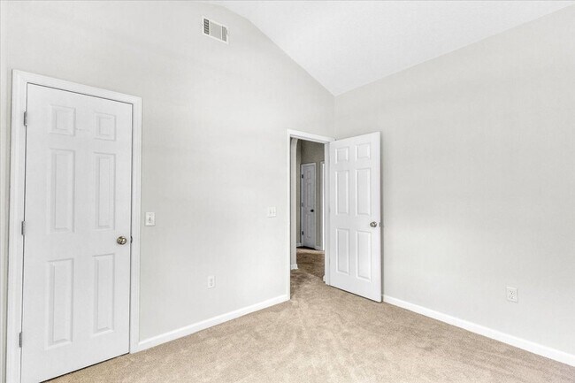 Building Photo - Better Than New 3 Bed/2 Bath Townhome in S...